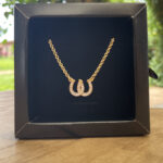 Colar Elo Português 45cm Pingente Ferradura Dupla Cravejada Z.Cristal Folheado a Ouro 18k