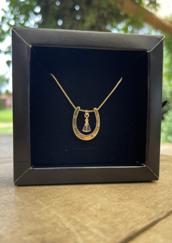Colar Veneziana 45cm Pingente Ferradura/NSA Cravejada Folhado a Ouro 18K - Imagem 1