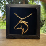 Colar Cordão Baiano 45cm Pingente Cavalo Vazado Folheado a Ouro 18k