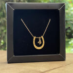 Colar Veneziana 45cm Pingente Ferradura/Cabeça de Cavalo Folhado a Ouro 18K