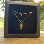 Colar Veneziana Duplo 45cm Pingente Cabeça de Cavalo/Ferradura Resinado Folheado a Ouro 18k