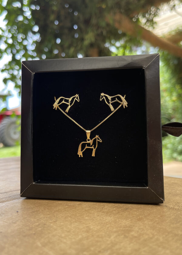 Conjunto Colar e Brinco Cavalo Vazado Folheado a Ouro 18K - Imagem 1