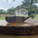 Espora Boby 1 1/4 Arco Liso Cão Bordado INOX