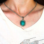 colar comprido estilo antigo