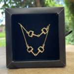 Colar Sobreposição Veneziana 60cm Pingente Bridão Folheado a Ouro 18K