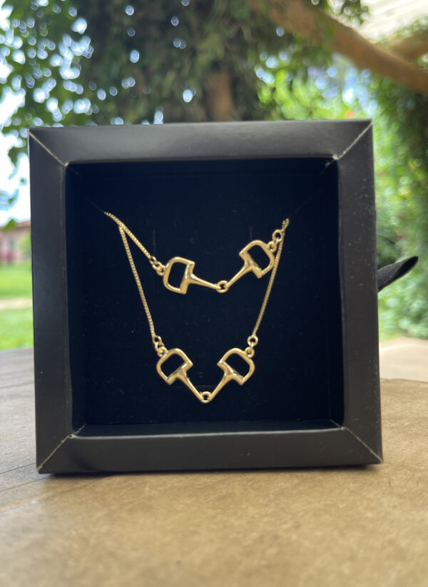 Colar Sobreposição Veneziana 60cm Pingente Bridão Folheado a Ouro 18K - Imagem 1