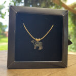 Colar Rabo de Rato 45 cm Pingente Vaca Holandesa Resinado Folheado a Ouro 18K