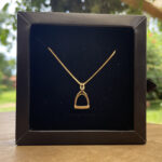 Colar Veneziana 45cm Pingente Estribo com Detalhe Resinado Folheado a Ouro 18K