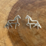 Brinco Fixo Cavalo Vazado Prata 925