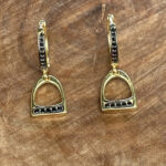 Brinco de Argolinha Cravejada com Estribo Cravejado Z.Negro Folheado a Ouro 18k