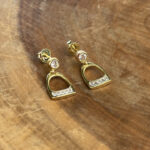 Brinco de Argolinha Cravejada com Estribo Cravejado Z.Cristal Folheado a Ouro 18k