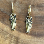 Brinco de Argola Com cabeça de Cavalo Resinado Folheado a Ouro 18k