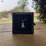 Colar Veneziana 45cm Pingente NSA Crav. Z. Cristal em Prata 925