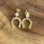 Brinco com Base Ponto de Luz Cristal Ferradura Folheado a Ouro 18k