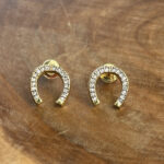 Brinco Fixo de Ferradura Cravejada Z.Cristal Folheado a Ouro 18K