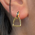 Brinco de Estribo com Detalhes Resinado Folheado a Ouro 18k