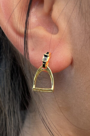 Brinco de Estribo com Detalhes Resinado Folheado a Ouro 18k