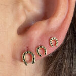 Brinco 3 fixo de Ferraduras Resinadas Folheado a Ouro 18k