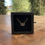 Colar Elo Português 45cm com Pingente Ferraduras Dupla Cravejado Folheado a Ouro 18k