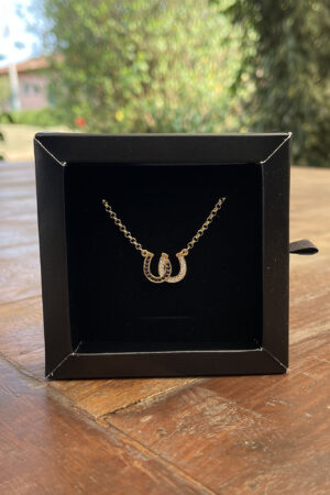 Colar Elo Português 45cm com Pingente Ferraduras Dupla Cravejado Folheado a Ouro 18k