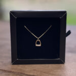 Colar Veneziana 45cm Pingente Estribo Crav. Z. Cristal Folheado a Ouro 18k