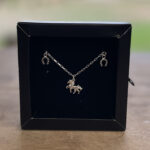 Colar Chocker 37cm Cavalo c/ Ferraduras Resinadas Prata 925