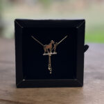 Colar Veneziana Gravata 80cm Pingente Mulher e Cavalo Cravejado Folheado a Ouro 18k