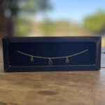 Pulseira Cartier 21cm com Pingentes Ferraduras Resinadas Folheado a Ouro 18k