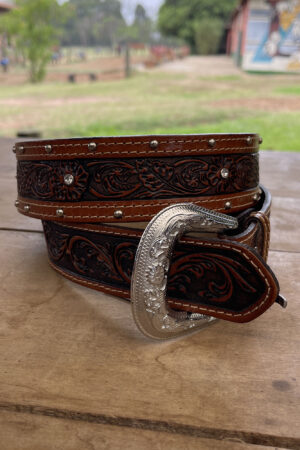 Cinto de Couro com Detalhes em Strass