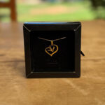 Colar Veneziana 45cm Pingente vazado Cavalo e Potro Folheado a Ouro 18k