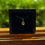 Colar Veneziana 45cm Pingente NSA Cravejada