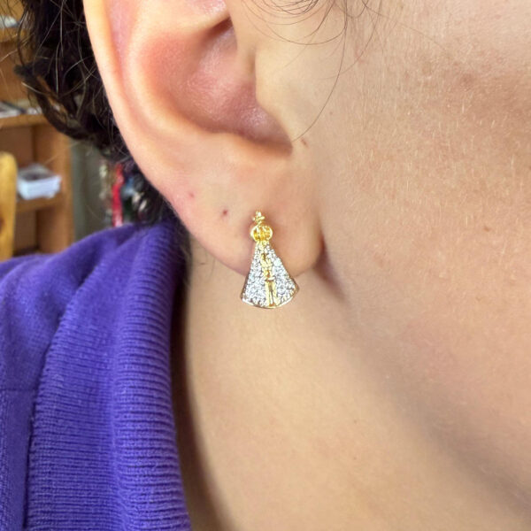 Brinco Nossa Senhora Aparecida Cravejado Folheado Ouro 18k - Imagem 1