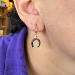 Brinco Ferradura Cravejado em Z. Negra Folheado a Ouro 18k