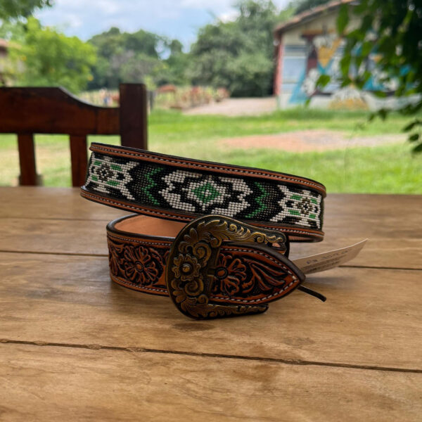Cinto com Miçanga Estampa Flor Verde, Dourado, Preto e Branco Tamanho 85 - Imagem 1