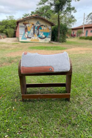 Manta Mega Confort Tambor Cor Cinza com Couro Marrom Claro Ranch Tex