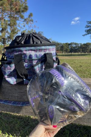 Bolsa Kit Higiênico com Kit Limpeza Weaver Estampada Roxa com Preto