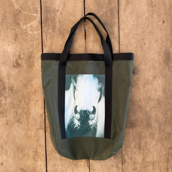 Bolsa Barão Horsewear cor:Verde Militar Estampa Focinho - Imagem 1