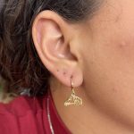 Brinco de Argolinha Cabeça de Cavalo Folheado a Ouro 18k