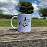 Caneca ABET Branca com 3 Desenhos de Cavalos de Equitação de Trabalho - Imagem 3