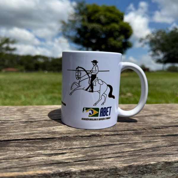Caneca ABET Branca com 3 Desenhos de Cavalos de Equitação de Trabalho - Imagem 1