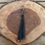 Chaveiro de Couro com Franja Cor:Preto com Pedra Prata