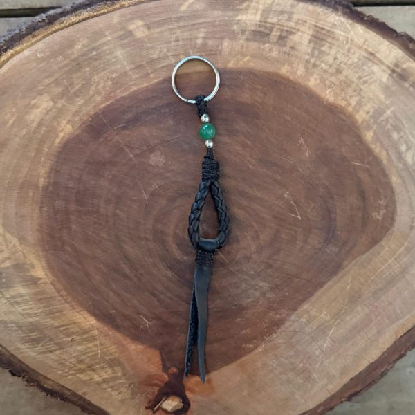Chaveiro de Couro Trançado com Franja Cor:Preto com Pedra Verde - Imagem 1