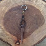 Chaveiro de Couro Trançado com Franja Cor:Marrom com Pedra Verde Mescla