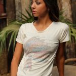 Camiseta Feminina UC Off White com Strass em Desenho de Cocar